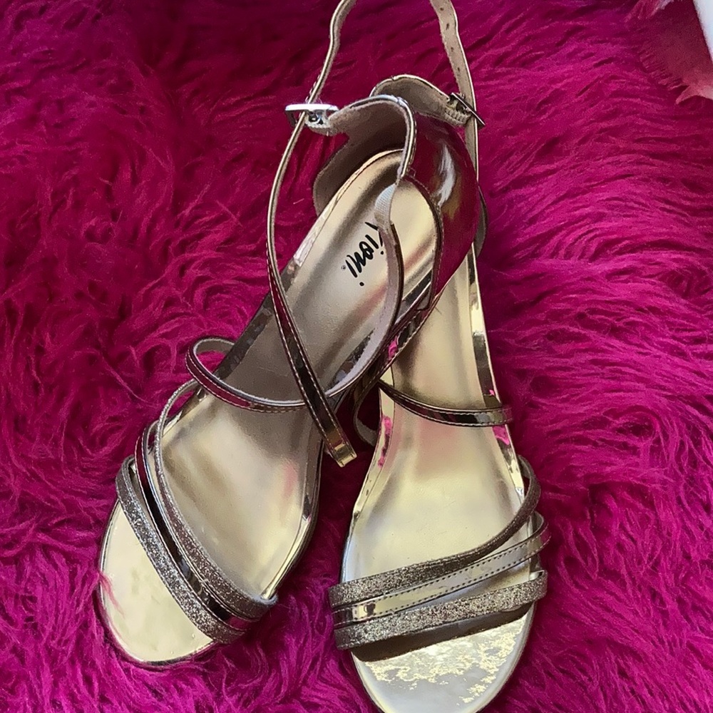 🐾 4 for $40 Fioni shiny gold wedges